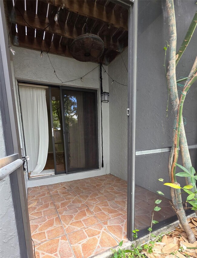 Building Photo - 817 SE 12th Ct