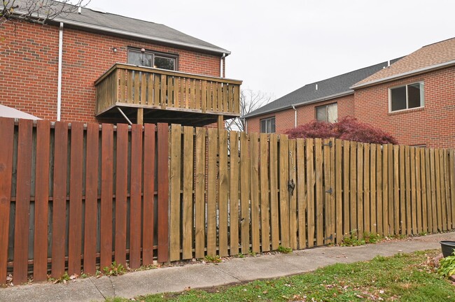 Building Photo - Charming Townhouse on Verbeke St