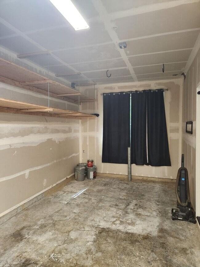 Building Photo - Bright & Sunny City Center townhouse style condo Great location, Nice 2 bedroom 2.5 bathroom