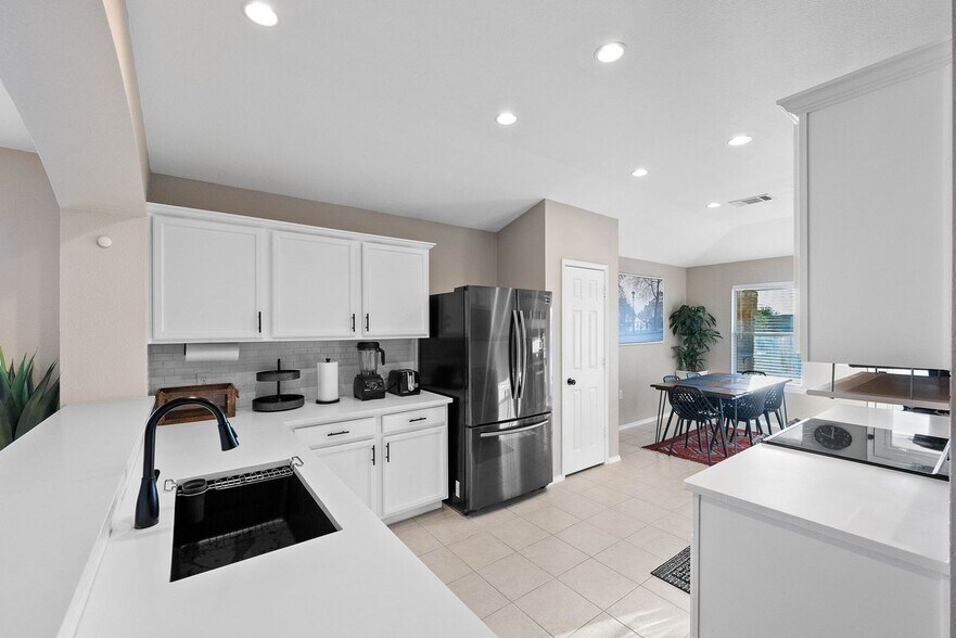 Building Photo - 6117 Los Cielos Blvd