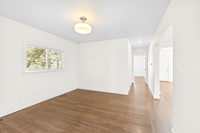 Building Photo - Charming & Spacious Single Family Home