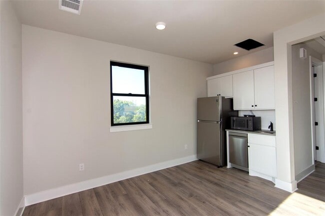 Building Photo - 2804 Lawrence Dr