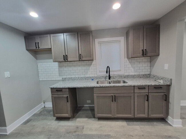 Building Photo - 861 Campbell Ave