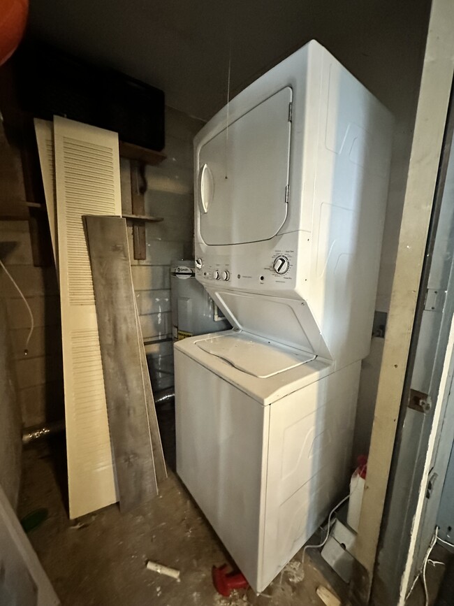 Stackable washer and dryer included - 2858 Wonderwood Ln