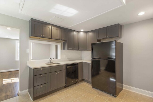 Building Photo - Central Spacious Rockville Metro 5 BR Single Family Home Pets Welcome