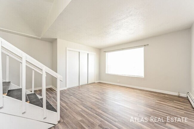 Primary Photo - 3210 W Longfellow Pl
