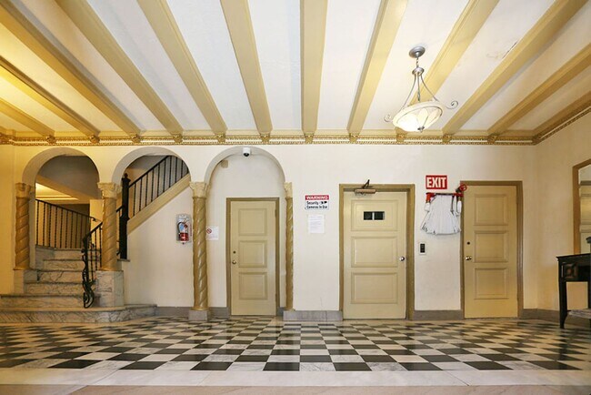 Building Photo - OPEN HOUSE: Sunday (4/5) 12:30pm-1:00pm. Renovated studio in Central Richmond, H/W Floors, Shared...