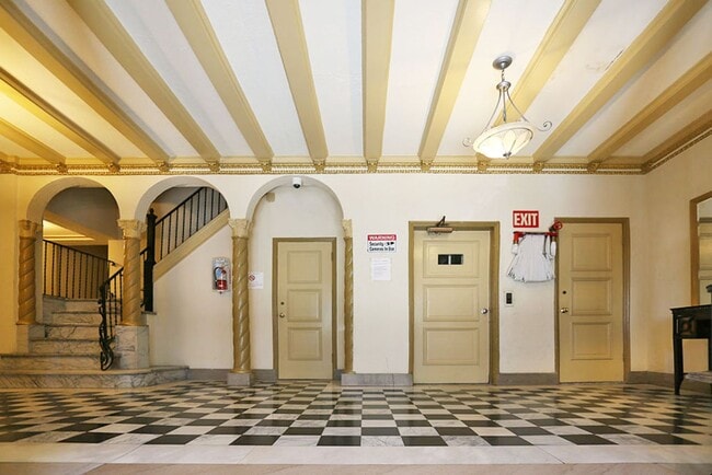 Building Photo - OPEN HOUSE: Thursday (4/9) 6:00pm-6:20pm. Renovated studio in Central Richmond, H/W Floors, Share...