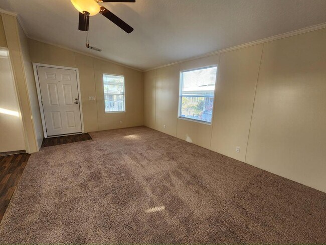 Building Photo - 445 Avanti Way Blvd