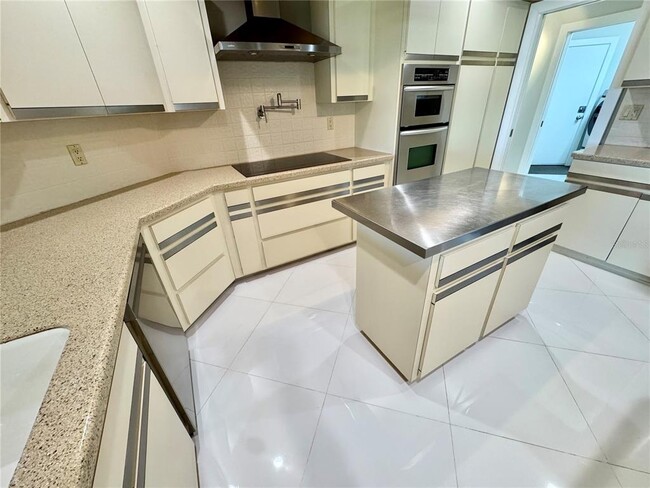 Building Photo - 3705 Torrey Pines Blvd