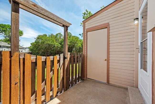 Building Photo - 1683 S Blackhawk Way