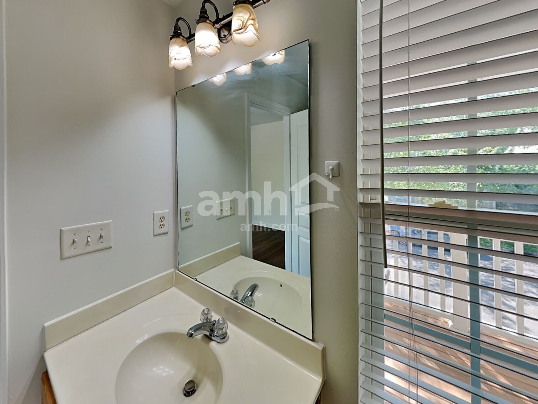 Building Photo - 9149 Glenashley Dr