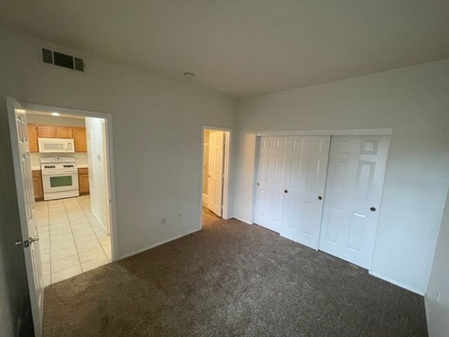 Building Photo - GREAT GATED COMMUNITY 2 BEDROOM -2 BATH -LOCATED CENTRALLY!!!