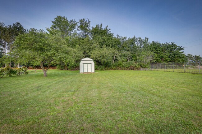 Building Photo - 2 Deo St