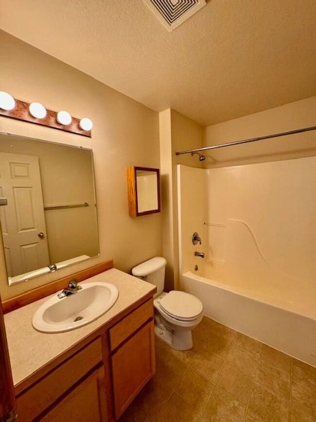 Building Photo - 2 Bedroom, 2 Bathroom Townhouse