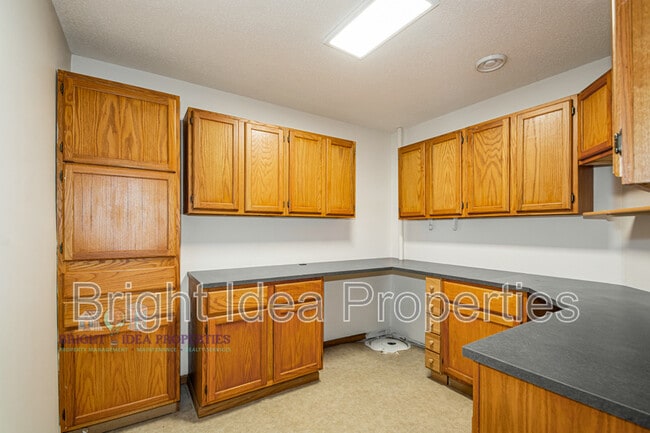 Building Photo - 2737 Douglas Dr N