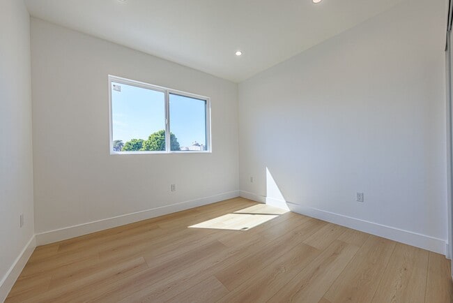 Building Photo - 2424 Westview Dr.