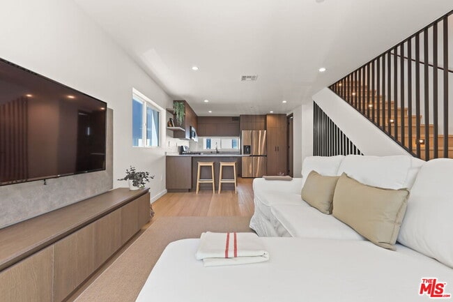 Building Photo - 843 Mariposa Ave