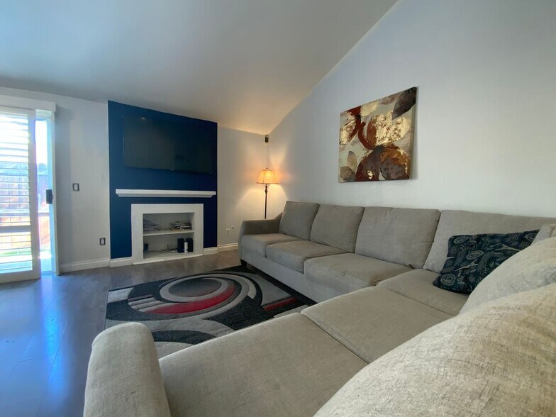 Building Photo - 610 Parkview Dr