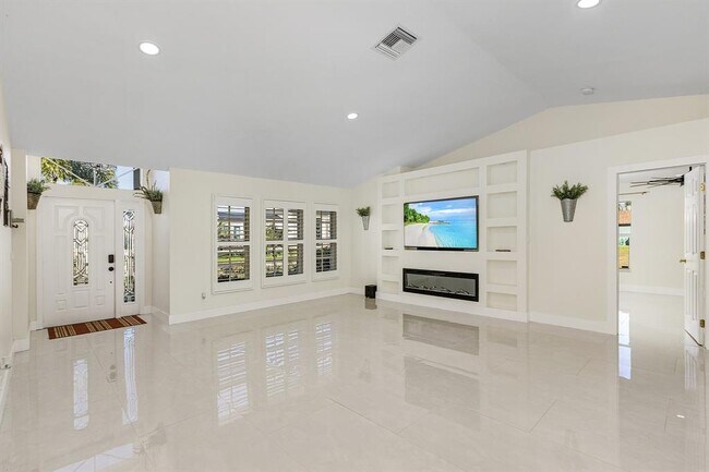 Building Photo - 2320 SW 21st St