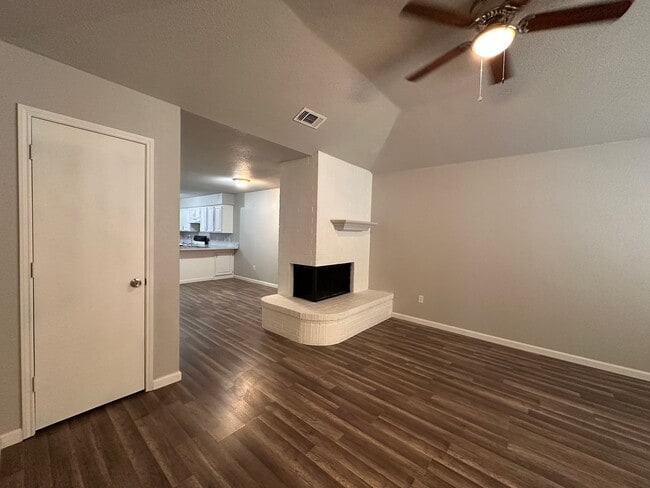 Building Photo - Spacious 3 bedroom, 2 full Bath Duplex Loc...