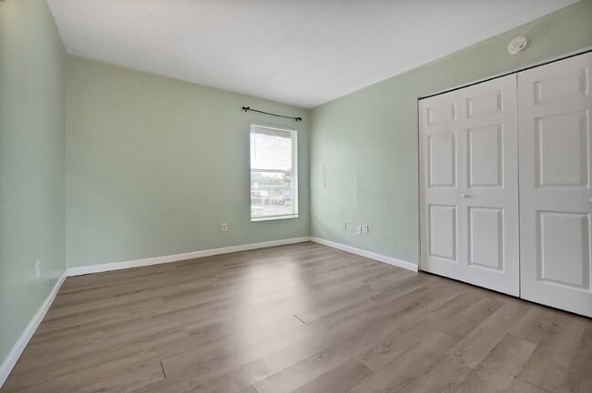 Building Photo - "Bright 2-Bed, 2-Bath Condo Retreat with Pool & Lake Views"