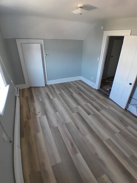 Building Photo - 652 Maple St