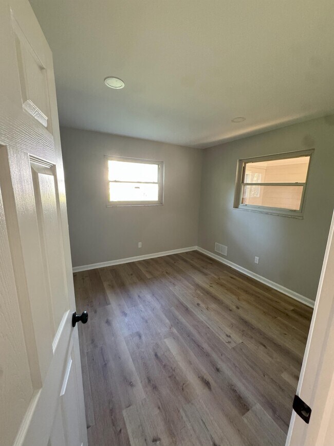 Building Photo - 1154 W 37th St