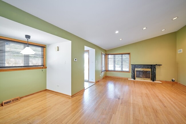 Building Photo - 8418 W Crain St