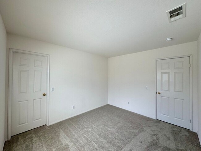 Building Photo - Beautiful 3 Bedroom two story South Temecu...