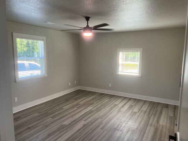 Building Photo - 4 Bed 2 Bath Apartment