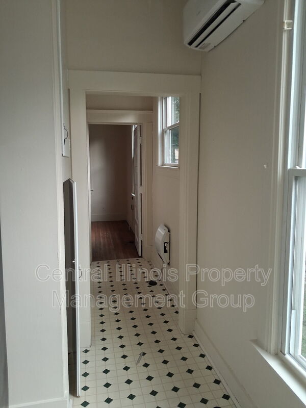 Building Photo - 505 E Locust St