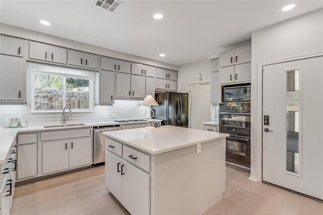 Building Photo - 5606 Sedgefield Dr