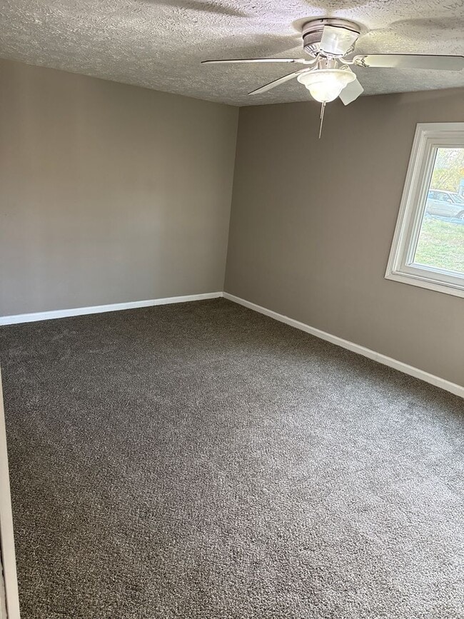 Building Photo - 5 bedroom 2 bathroom house