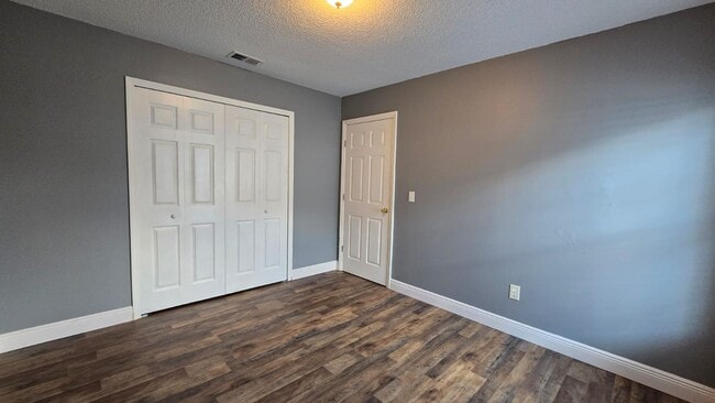 Building Photo - One Story Home in Royal Ridge, Davenport