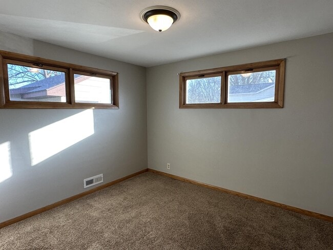 Building Photo - 136 Elmwood Ln