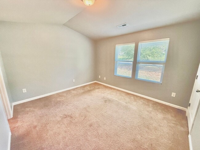 Building Photo - Beautiful 2 Bed 2.5 Bath townhome located ...
