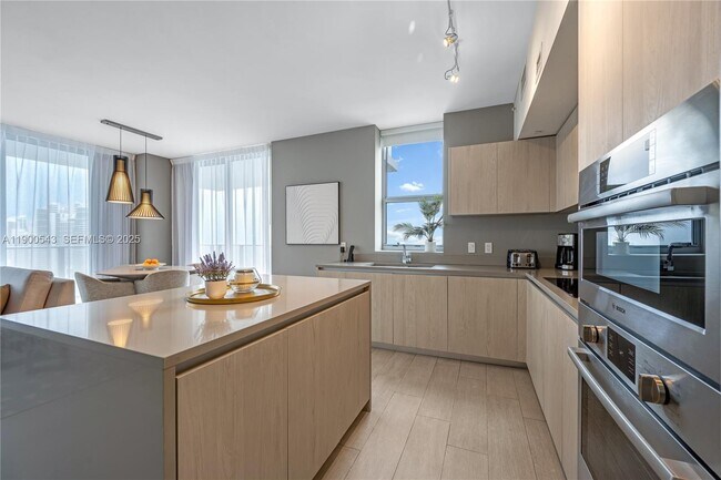 Building Photo - 4010 S Ocean Dr