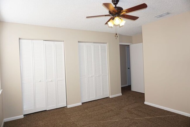 Building Photo - 3/2 townhome Near NAS Jax