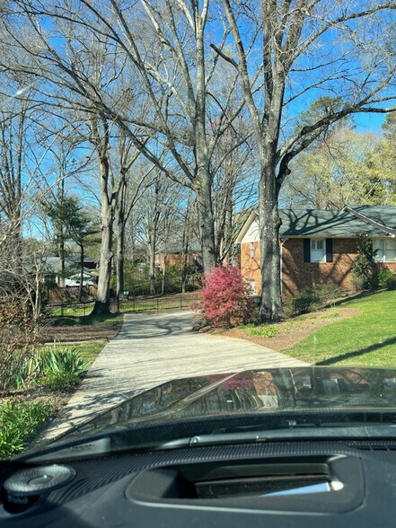 Building Photo - 624 Foxwood Dr SE