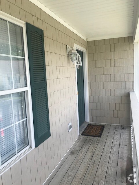 Building Photo - Updated Holten Place, top floor, two bedro...