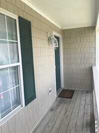 Building Photo - Updated Holten Place, top floor, two bedro...