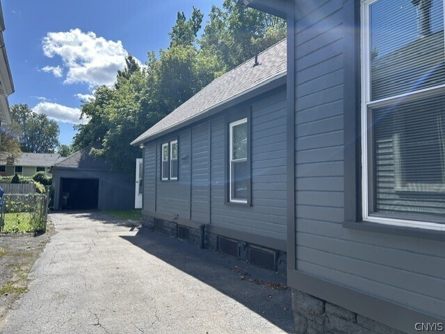 Building Photo - 729 Otisco St