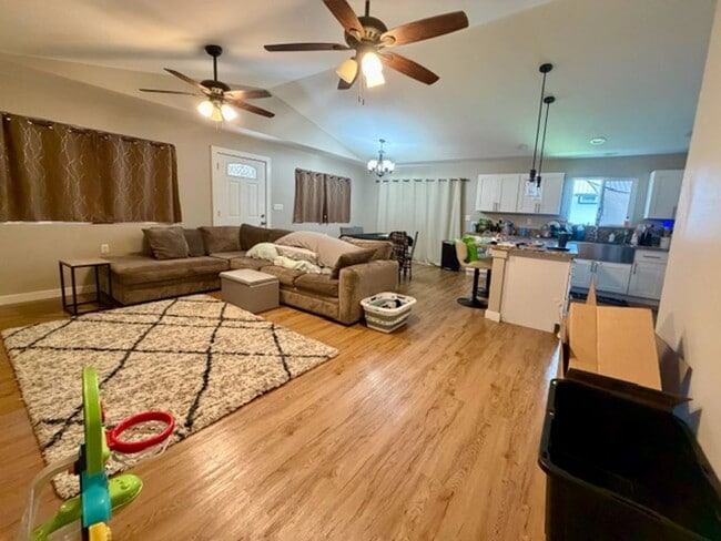 Building Photo - Beautiful & spacious 3 bedroom, 2 bathroom home in Ainaloa Subdivision.