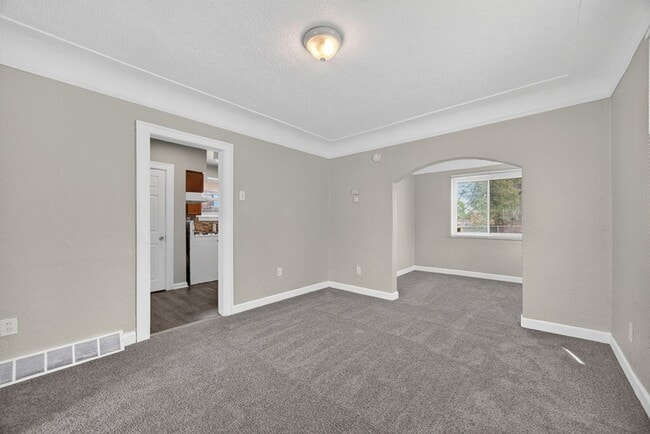 Building Photo - Spacious 3 bed 1.5bath Brick Colonial