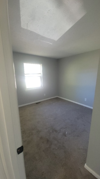 Building Photo - 102 Glissade Dr