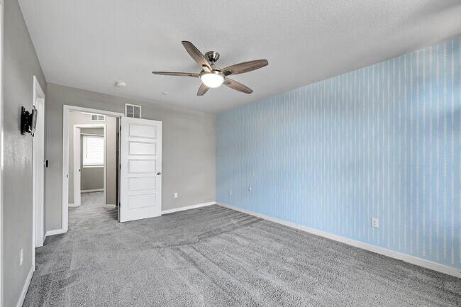 Building Photo - $2,350.00, 3 bed, 2.5 bath located in Colo...