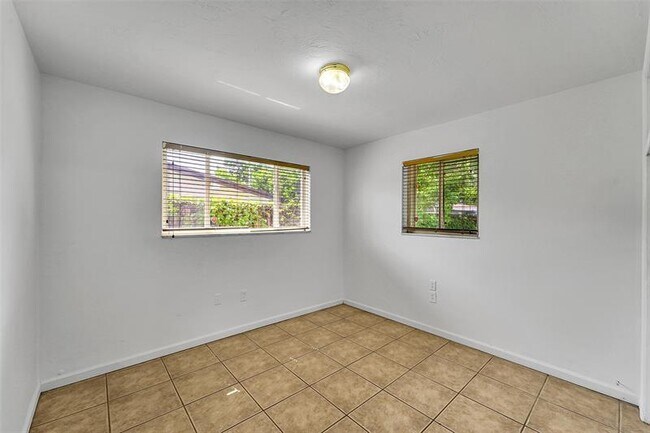 Building Photo - 2230 Havana Dr
