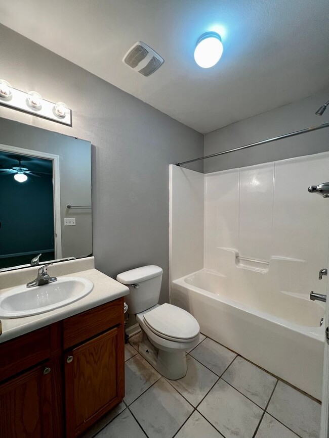 Building Photo - Gorgeous 3 BD 3 BA Townhome Located in Chase's Run!