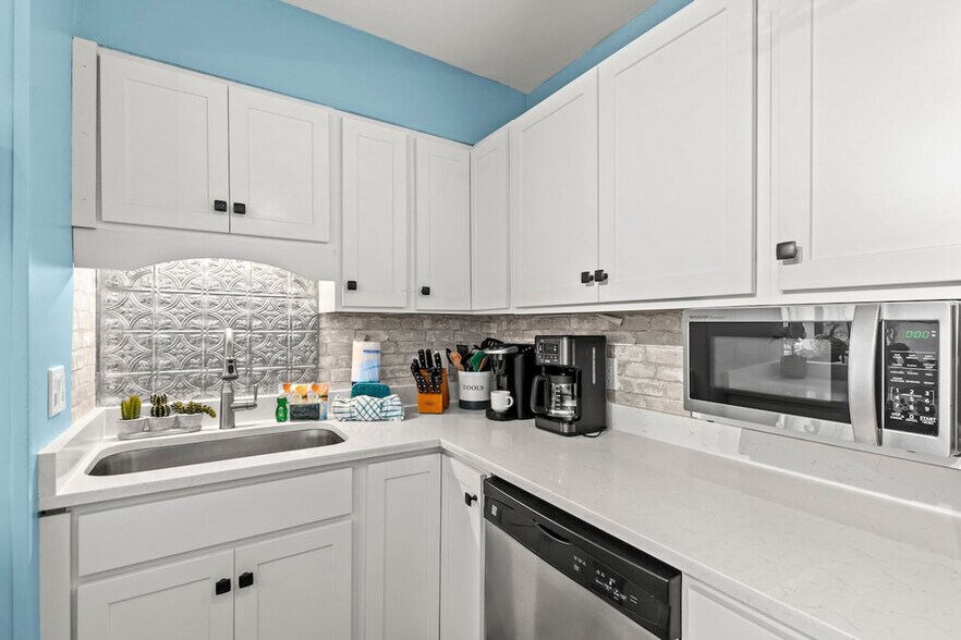 Building Photo - 4000 Gulf Terrace Dr
